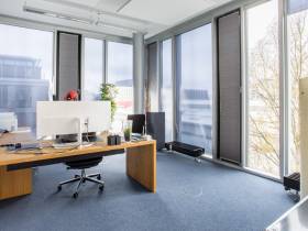 Büroräume oder ganze Bürofläche mit bodentiefen Fenstern
