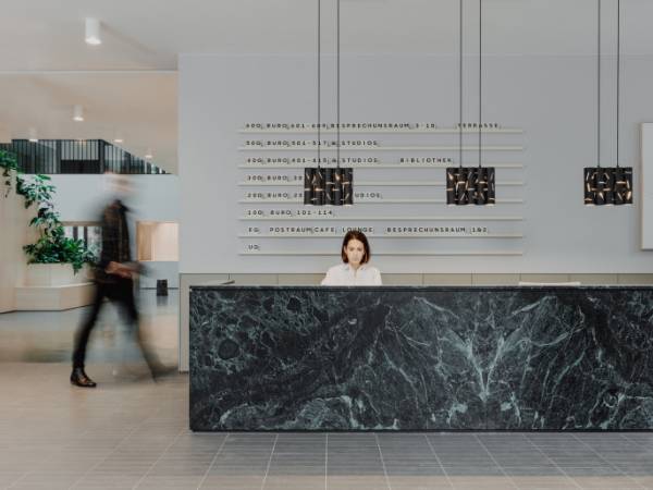 Modernes Business Center mit Skyline-Blick in Frankfurt Innenstadt — Bild 8