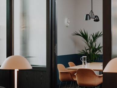 Modernes Business Center mit Skyline-Blick in Frankfurt Innenstadt — Bild 6