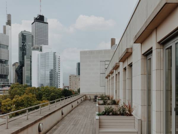 Modernes Business Center mit Skyline-Blick in Frankfurt Innenstadt — Bild 5