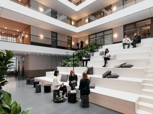 Modernes Business Center mit Skyline-Blick in Frankfurt Innenstadt — Bild 2