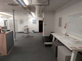 Arbeitsplätze in hellem und freundlichen Großraumbüro in Augsburg