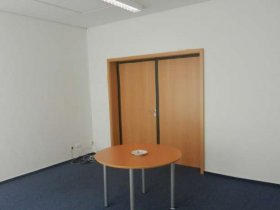 Heller und möblierter Büroraum mit gesamter Infrastruktur in Bremen