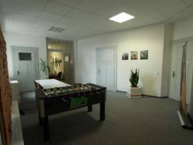 Stylisch ausgestattetes Buero in gesellschaftlicher Buerogemeinschaft