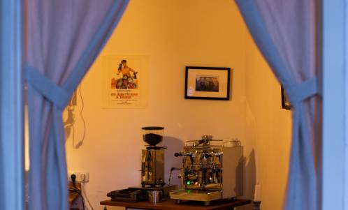 Kaffeefenster neben dem Eingang