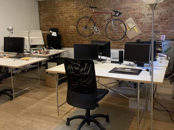 Schöner, ruhiger Arbeitsplatz in Bürogemeinschaft in — Bild 1