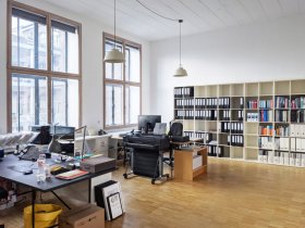 Lichtdurchfluteter Schreibtisch Arbeitsplatz in der alten Samtweberei