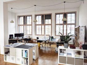 Lichtdurchfluteter Schreibtisch Arbeitsplatz in der alten Samtweberei