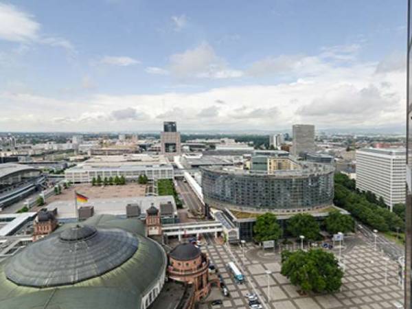 Repräsentative Büros & Co-Working mit Skyline-Blick in Frankfurt — Bild 1