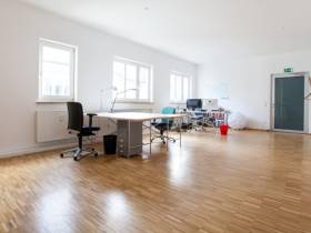 Freie Büroräume in hellem Studio