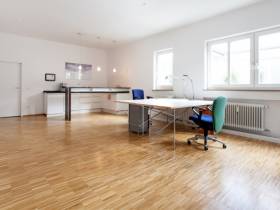 Freie Büroräume in hellem Studio