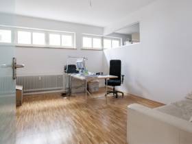 Freie Büroräume in hellem Studio