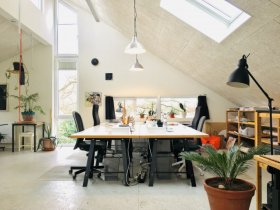 Schreibtischplatz in kreativer Büro und Ateliergemeinschaft im Grünen