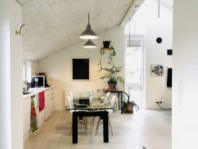 Schreibtischplatz in kreativer Büro und Ateliergemeinschaft im Grünen