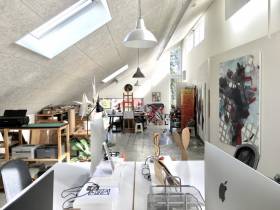 Schreibtischplatz in kreativer Büro und Ateliergemeinschaft im Grünen