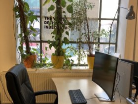 Arbeitsplatz inkl Curved Bildschirm Tastatur Maus im ruhigen Innenhof