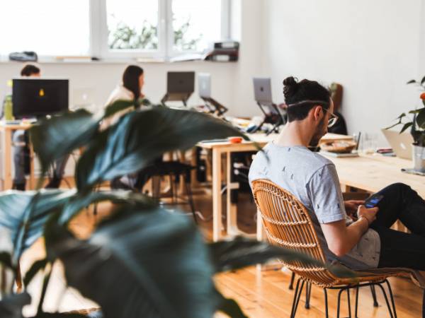 Arbeitsplatz in Coworking Space in Flingern — Bild 2