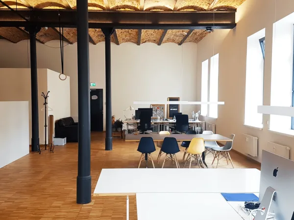 Schreibtischplatz in Berlin (Kreuzberg) – Kreative Bürogemeinschaft im Gründerzeitbau in Kreuzberg — Bild 2