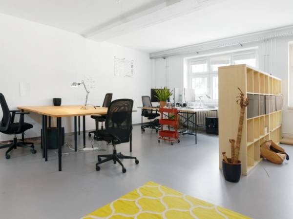 Schreibtischplatz in Berlin (Prenzlauer Berg) – Kreative Bürogemeinschaft in historischer Fabrik in Berlin-Prenzlauer — Bild 1