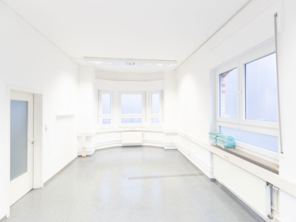 Kreative Bürogemeinschaft in historischem Fabrikgebäude in — Bild 1