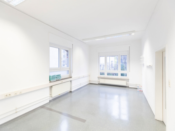 Kreative Bürogemeinschaft in historischem Fabrikgebäude in — Bild 4