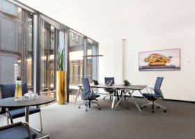 Teambüro mit Atriumblick