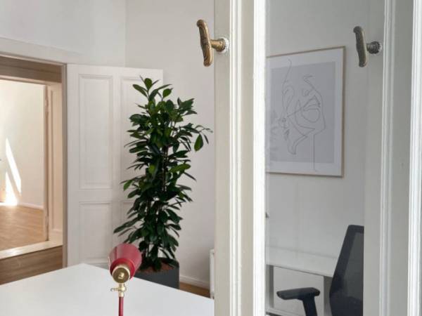 Helle Privatbüros & Arbeitsplätze im Altbau am Kurfürstendamm — Bild 5