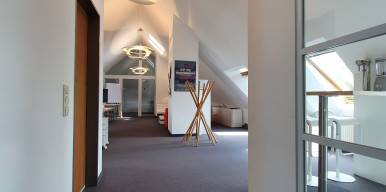 Flexible Arbeitsplätze oder eigenes Dachgeschoss im 120 m² Kreativbüro