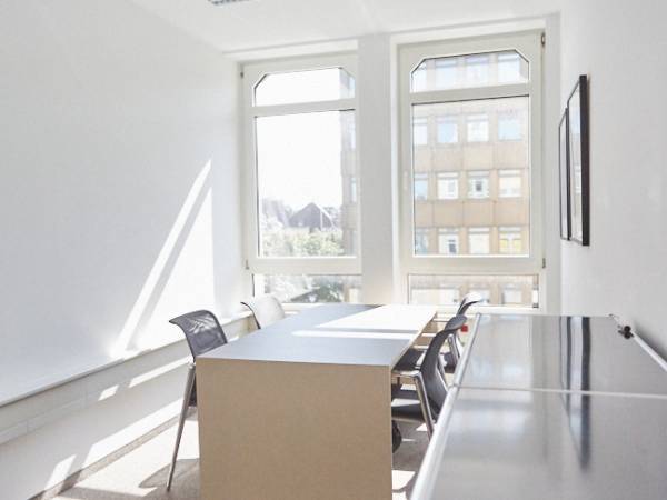Helle Büroräume in zentraler Bürogemeinschaft in Köln-Neustadt-Nord — Bild 1