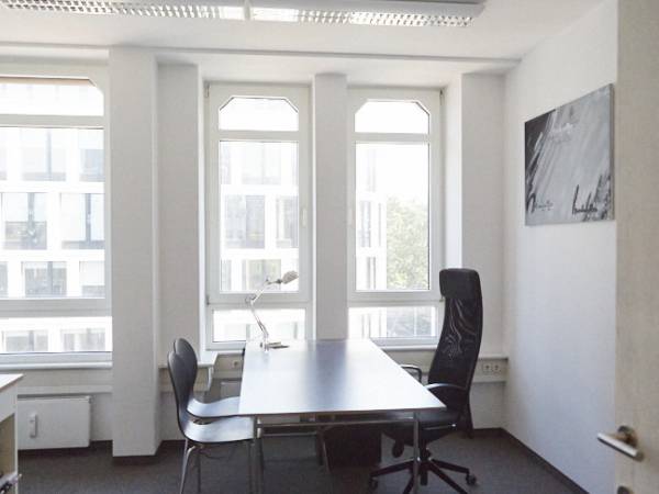 Helle Büroräume in zentraler Bürogemeinschaft in Köln-Neustadt-Nord — Bild 2