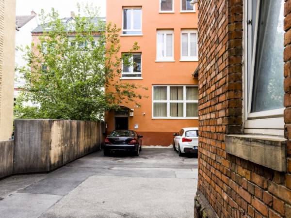 Helle Bürogemeinschaft in Stuttgart-Süd am Marienplatz — Bild 2