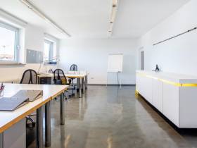 Plug&Play @Gärtnerplatz: Büroraum bis 6 Arbeitsplätze/ 39 qm DG