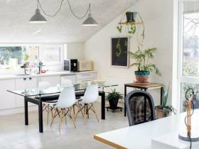 Schreibtischplatz in kreativer Büro und Ateliergemeinschaft im Grünen