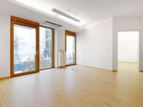 Helles und freundliches Büro in einem modernem Geschäftshaus in Mitte