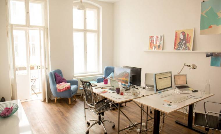Helle und kreative Bürogemeinschaft im Altbau in Berlin Prenzlauer