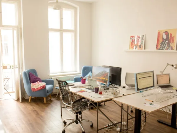 Abschließbares Büro in Berlin (Prenzlauer Berg) – Helle und kreative Bürogemeinschaft im Altbau in Berlin Prenzlauer — Bild 1