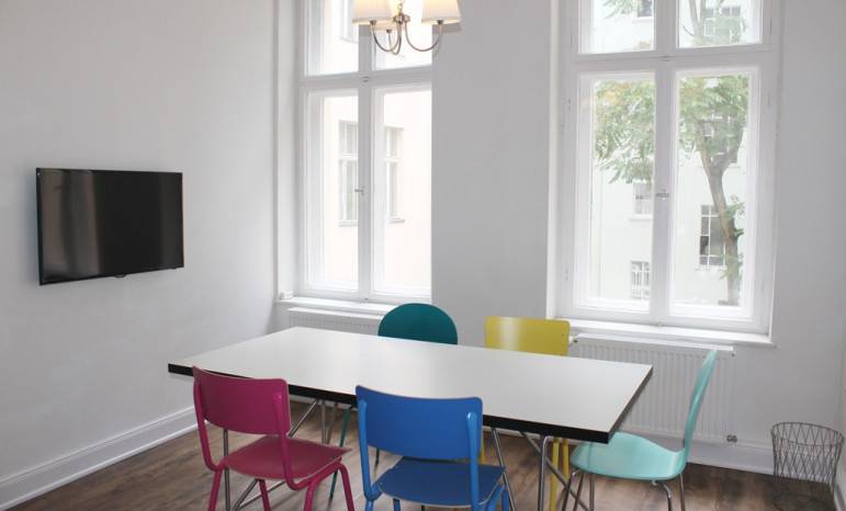 Helle und kreative Bürogemeinschaft im Altbau in Berlin Prenzlauer