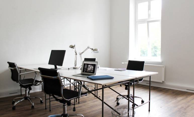 Helle und kreative Bürogemeinschaft im Altbau in Berlin Prenzlauer