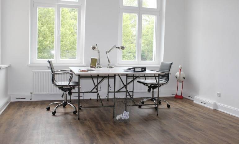 Helle und kreative Bürogemeinschaft im Altbau in Berlin Prenzlauer