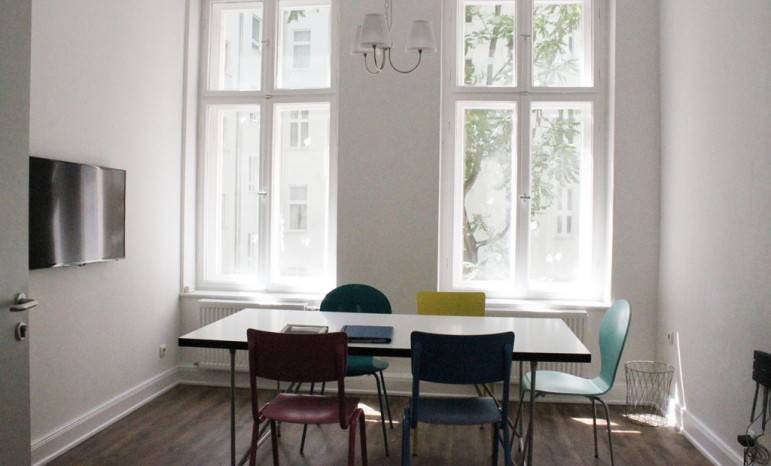 Helle und kreative Bürogemeinschaft im Altbau in Berlin Prenzlauer