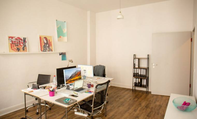 Helle und kreative Bürogemeinschaft im Altbau in Berlin Prenzlauer