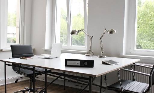 Helle und kreative Bürogemeinschaft im Altbau in Berlin Prenzlauer