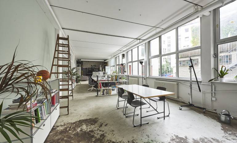 Kreativer Arbeitsplatz im Altbau-Loft in München-Schwanthalerhöhe