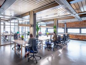 Freie Arbeitsplätze in jungem Coworking Space mit kreativer Community