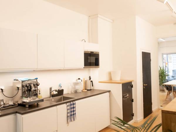 Stilsichere Bürogemeinschaft mit Design-Möbeln in Köln-Neustadt-Süd — Bild 2
