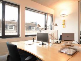 Heller Schreibtischplatz in kreativer Bürogemeinschaft mit Terrasse
