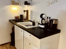 Schöner Arbeitsplatz in Agenturbüro (Untervermietung)