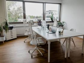 Helles modernes Büro in junger Bürogemeinschaft im Münchner Osten