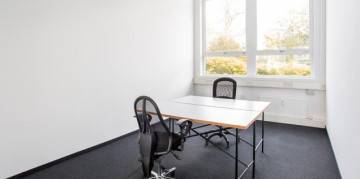 Helle Einzelbüros im Loftstyle