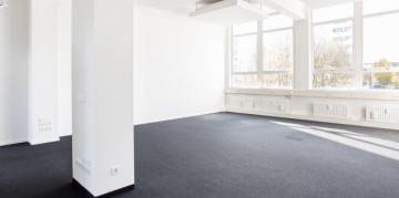 Helle Einzelbüros im Loftstyle
